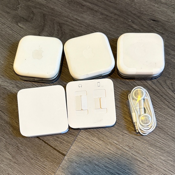 Apple White Earbud Headphones with Mic - Picture 3 of 6